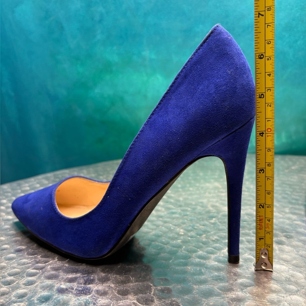 Anne Michelle Hibiscus Vibrant Blue Suede Pumps  4 1/4 “  Size 8. 38